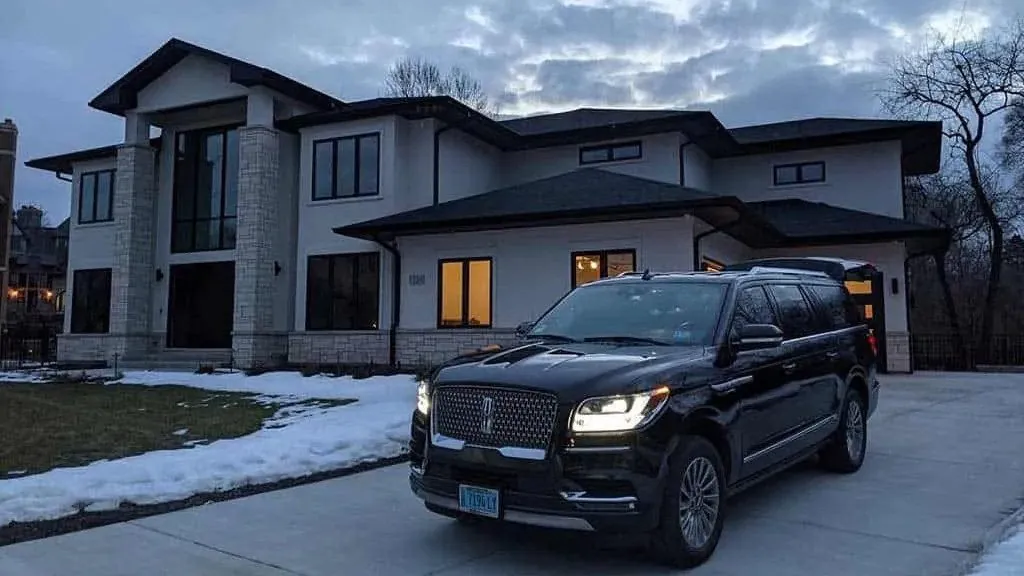 Luxuary black car service in chicago