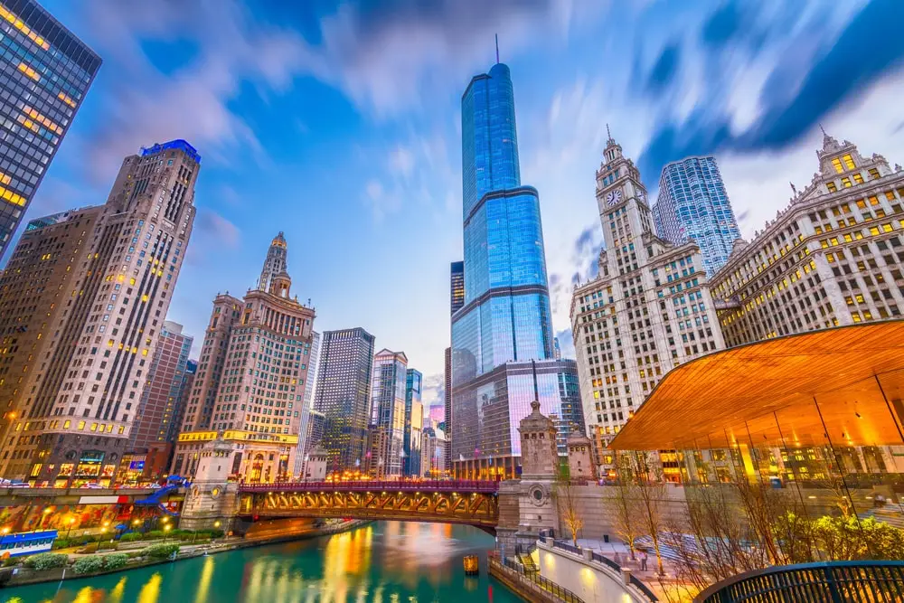 Chicago skyline with river and skyscrapers at dusk.